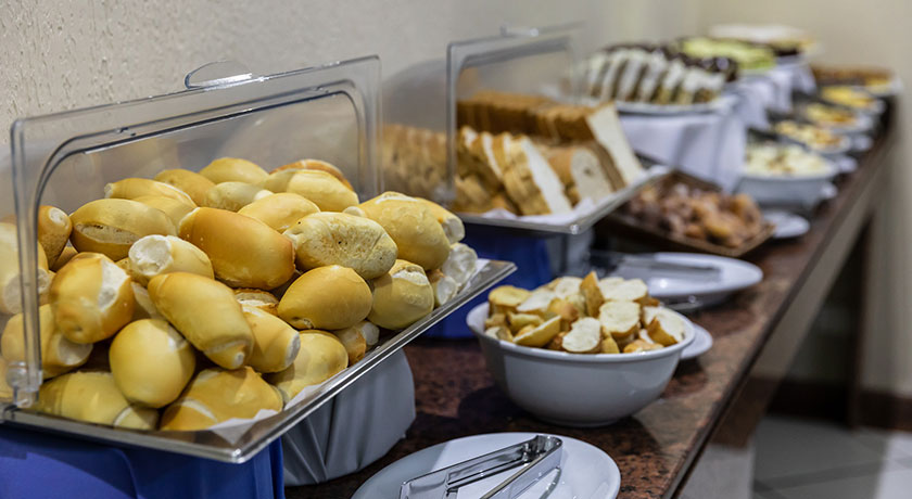 Buffet de café da manhã no Hotel Águas do Iguaçu, com uma variedade de pães e outras opções frescas para começar o dia com energia em Foz do Iguaçu.