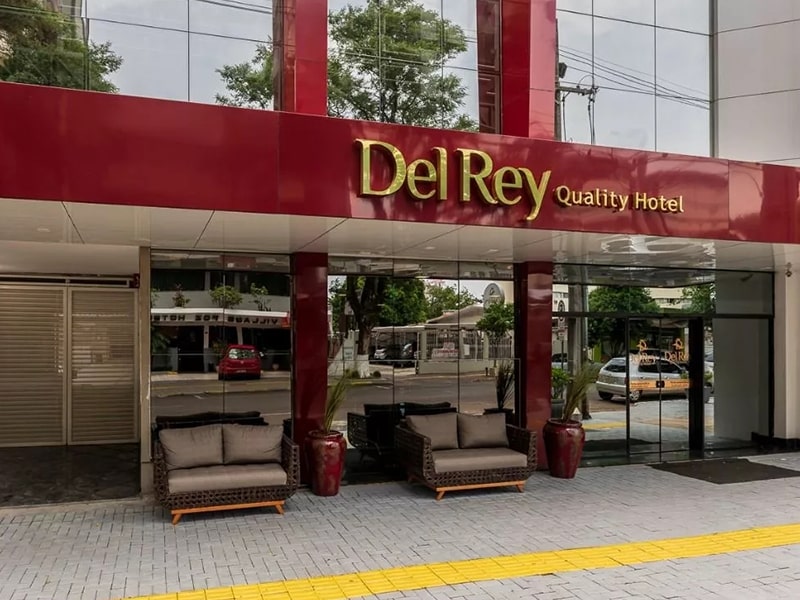 hada elegante do Hotel Del Rey com sofás na entrada.