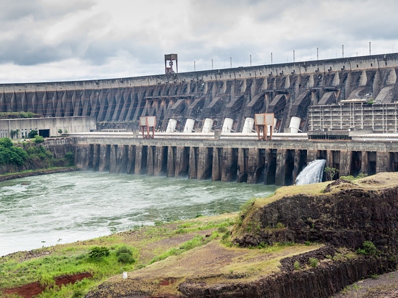 Vista da grandiosa Usina Hidrelétrica de Itaipu em Foz do Iguaçu, uma das maiores do mundo, com suas turbinas e estrutura imponente, destacando-se como um ponto turístico e um marco da engenharia.